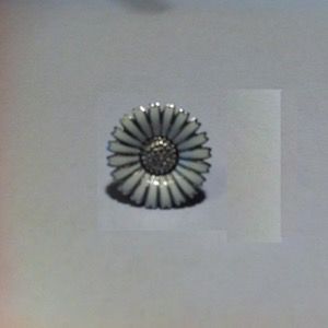 STORY S�lv Charm - Marguerit 15 mm - hvid s�lv