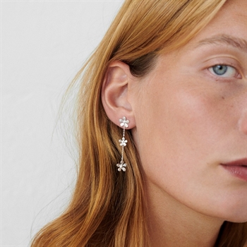Wild Poppy øreringe af Pernille Corydon på model