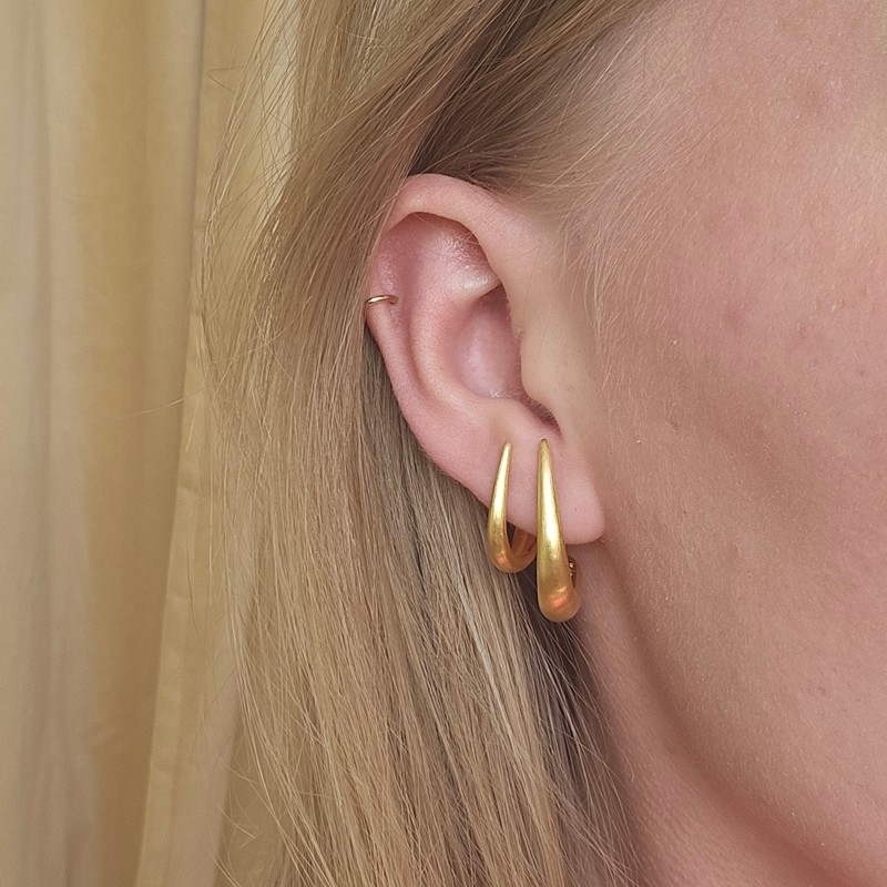 Jane Kønig - Orbis Drop Stud i forgyldt sølv