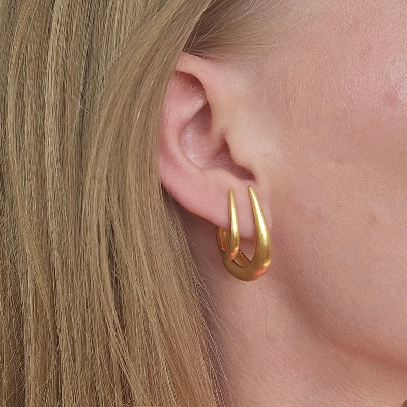 Jane Kønig - Orbis Drop Stud i forgyldt sølv