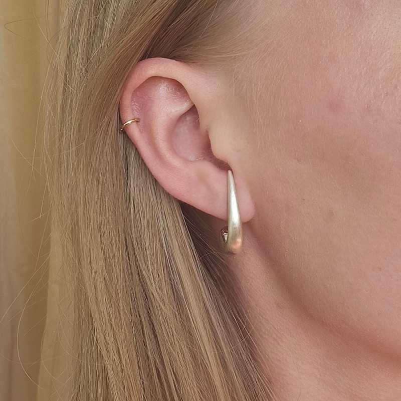 Jane Kønig - Big Orbis Drop Stud i mat sølv