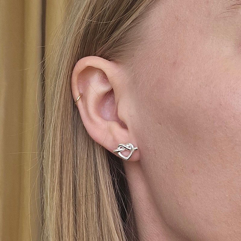 Jane Kønig - Tied Heart Stud i sølv