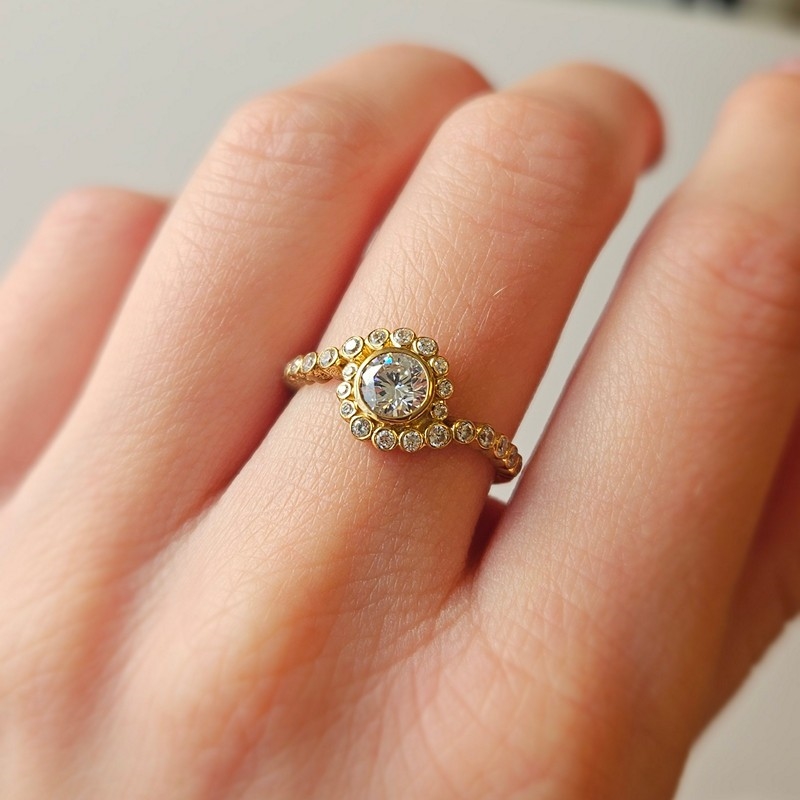 Mads Z - Carmen ring i 8 kt. guld med zirkonia