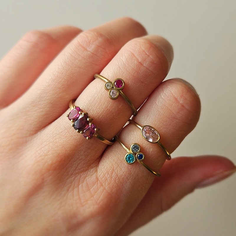 Mads Z - Emily ring i 8 kt guld m. blå zirkonia