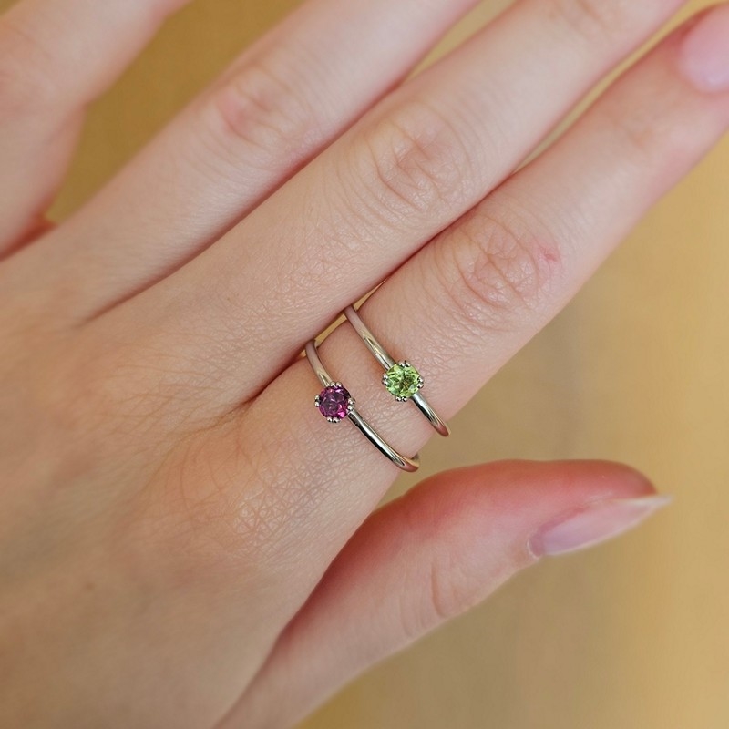  Mads Z - Poetry Solitaire ring m. grøn peridot i sølv