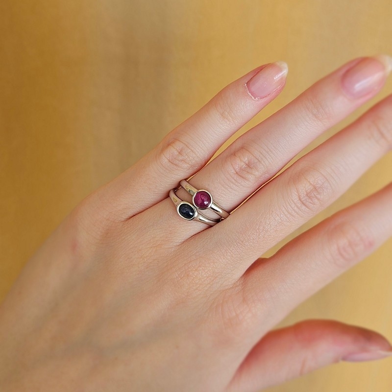 Mads Z - Cabochon ring i sølv m. safir