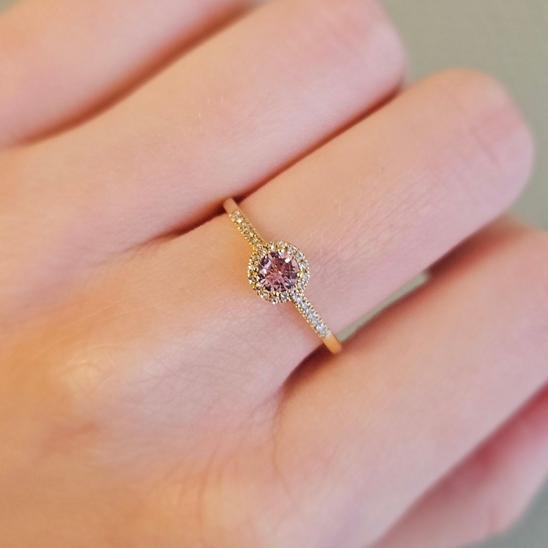 Mads Z - Madeleine ring i 14kt. guld m. granat og 0,08ct. diamanter