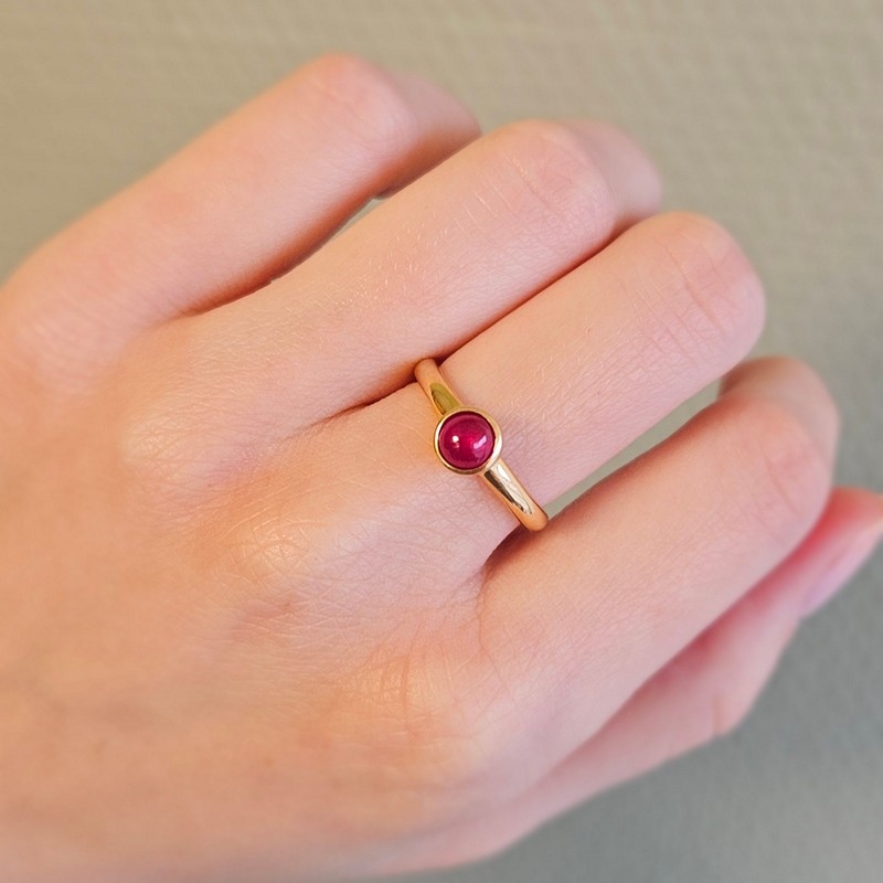 Mads Z - Cabochon ring i 14 karat guld m. rubin