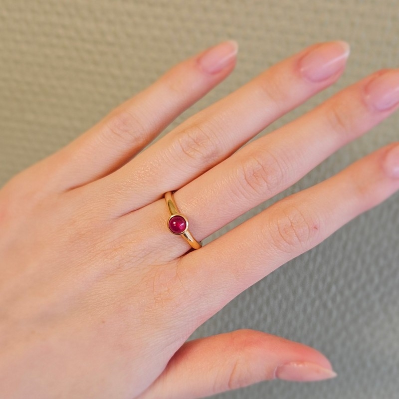 Mads Z - Cabochon ring i 14 karat guld m. rubin