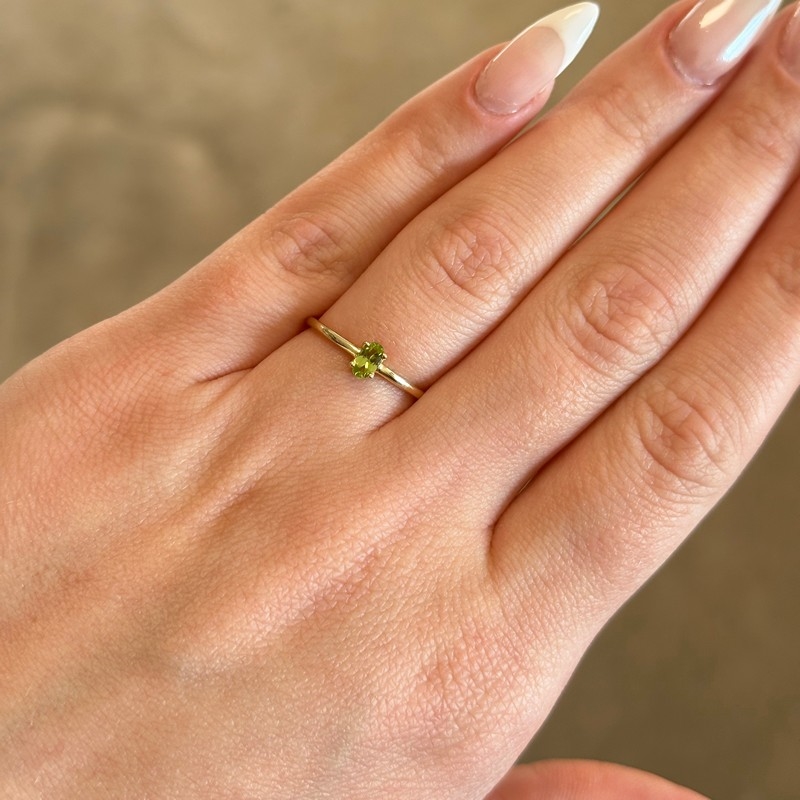  Siersbøl 8 kt. guld ring med oval grøn peridot-model