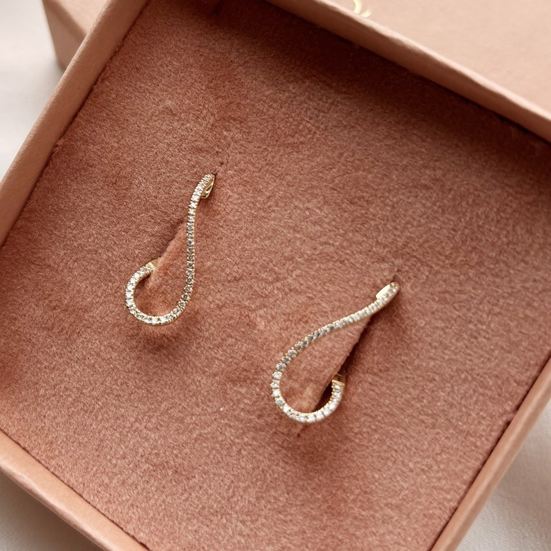 Dazzling 14 kt. creoler  0,24 H-W/SI diamanter a