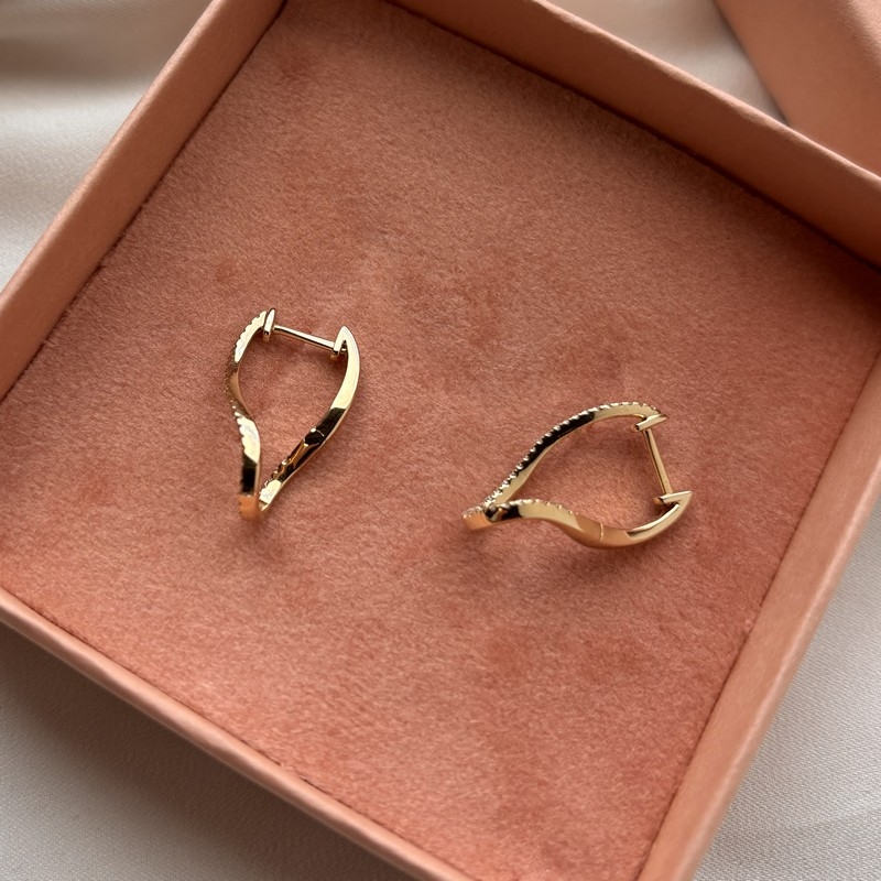 Dazzling 14 kt. creoler  0,24 H-W/SI diamanter b