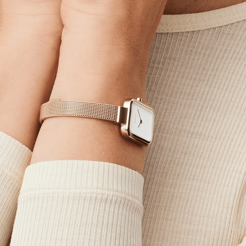 gavesæt fra Bering forener et klassisk dameur med et stilrent armbånd