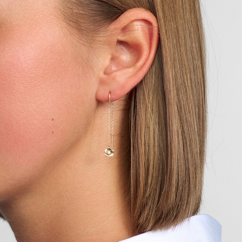 Mads Z Fleur ørekæder i 14 kt guld med brillant båret på model