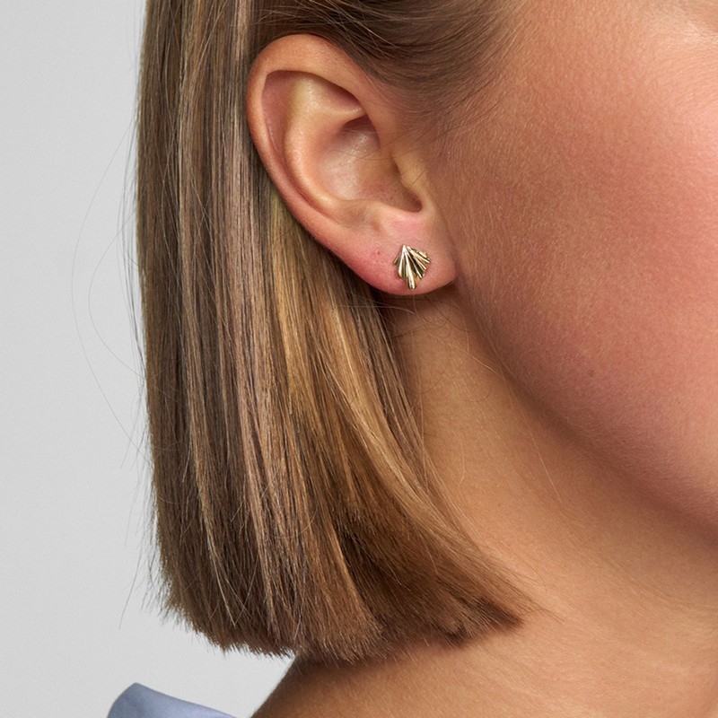 Mads Z Velvet øreringe i 14 kt guld båret på model