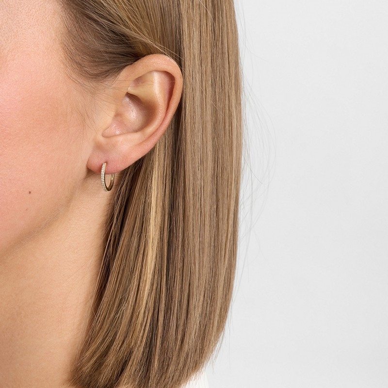 Mads Z Lumina hoops i 14 kt guld med 0,14 ct diamanter båret på model