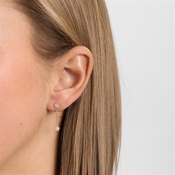 Mads Z Céleste kædeøreringe i 14 kt guld med 0,12 ct brillanter båret på model