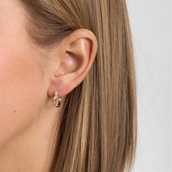 Mads Z Vesper hoops i 14 kt guld med 0,06 ct W.SI brillanter båret på model