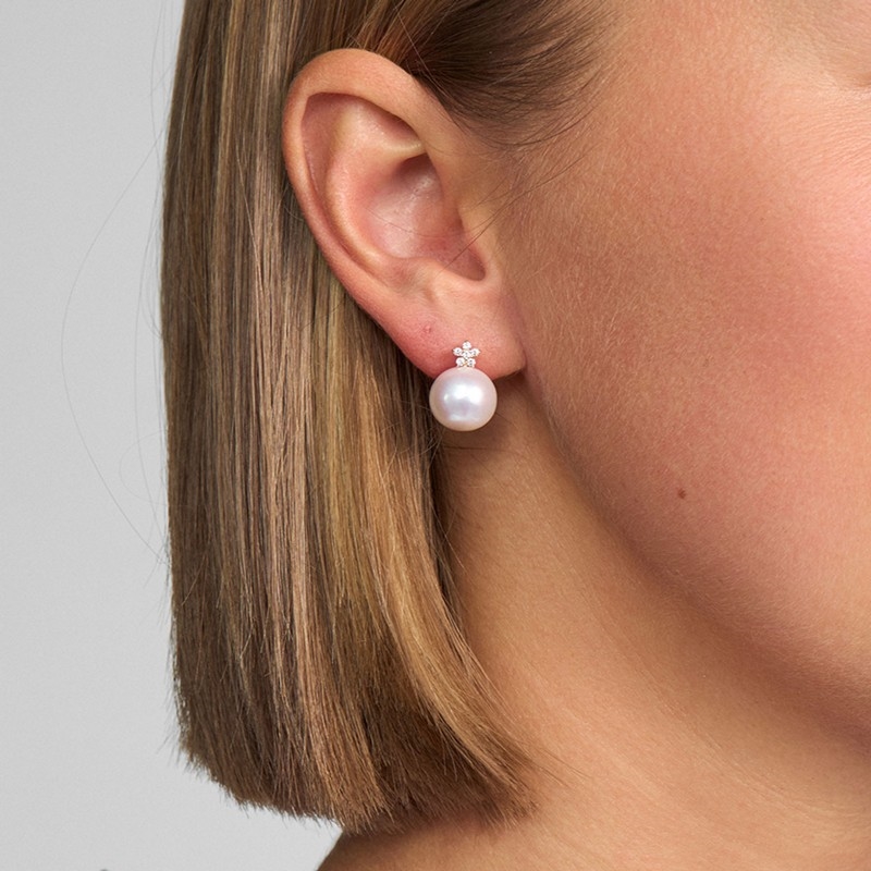 Céleste perleøreringe i 14 karat guld fra Mads Z