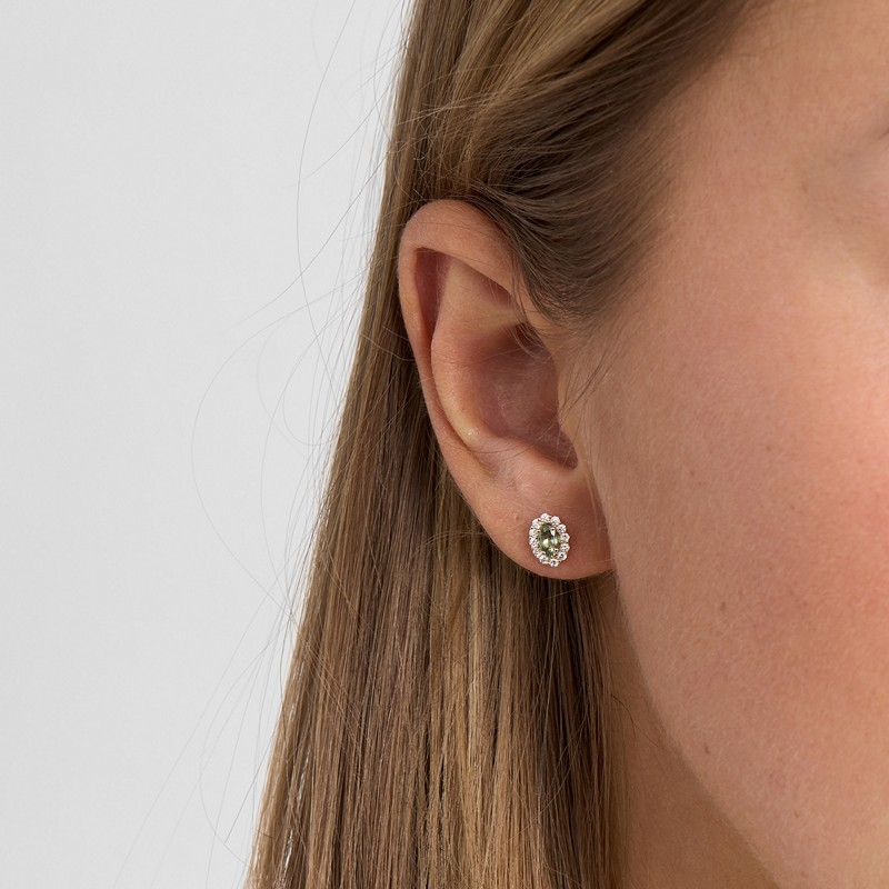 Mads Z Pastello Elegante øreringe i 14 kt guld med grøn safir og 0,25 ct brillanter båret på model