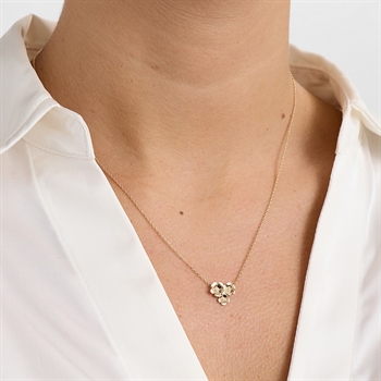 Mads Z Fleur halskæde i 14 kt guld med tre blomster båret på model