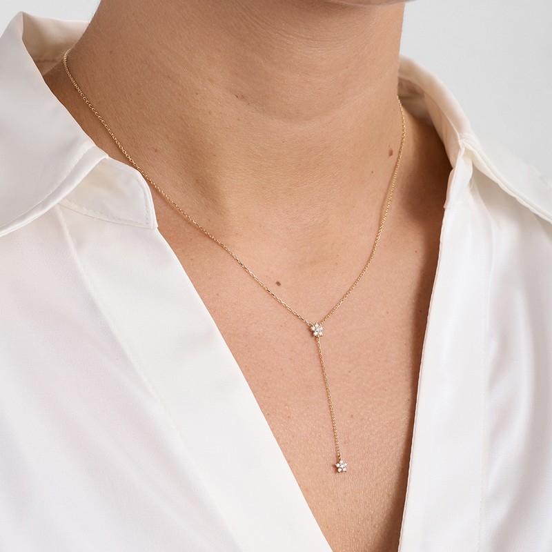 Mads Z Céleste Y-halskæde i 14 kt guld med 0,12 ct W/SI brillanter båret på model