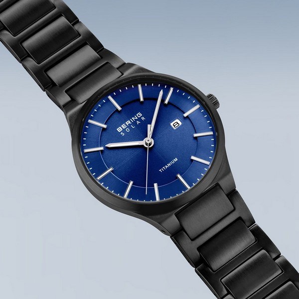 Bering - Solar titanium herreur m blå skive | 15239-727
