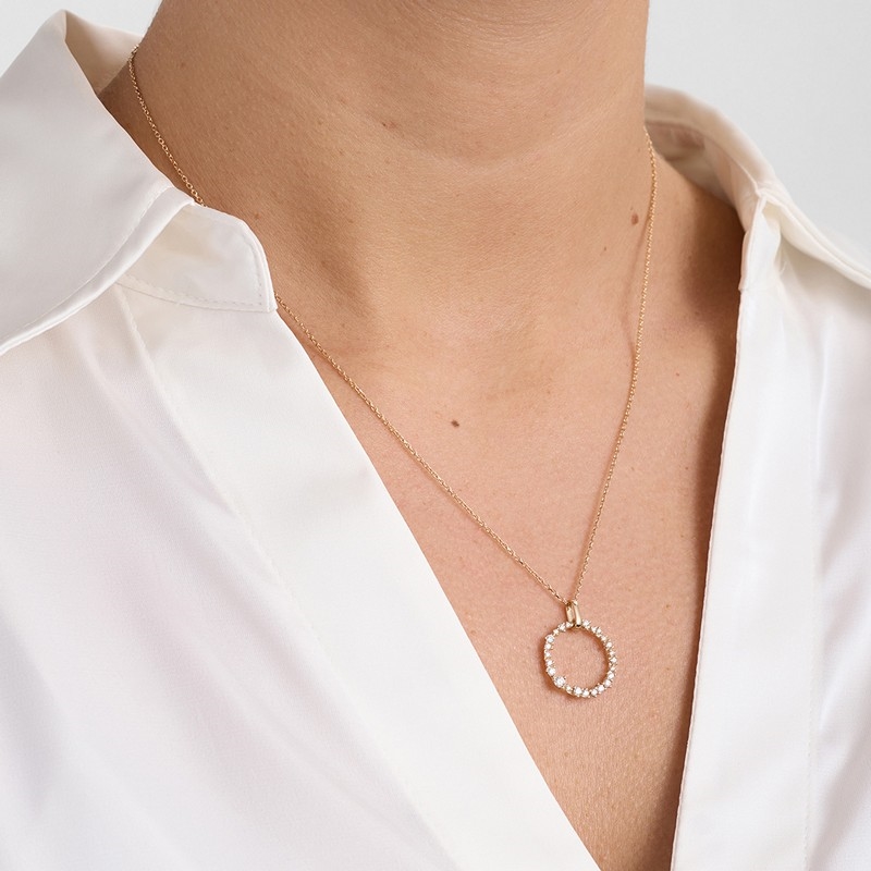 Mads Z Lucia cirkelvedhæng i 14 kt guld med brillanter båret på model