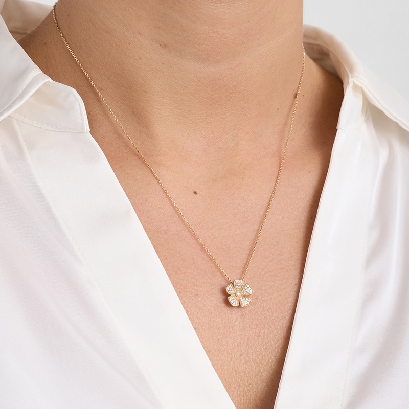 Mads Z Fleur halskæde i 14 kt guld med brillanter båret på model