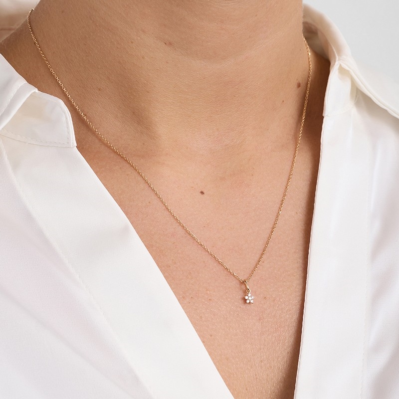 Mads Z Céleste halskæde i 14 kt guld med 0,054 ct W/SI brillanter båret på model