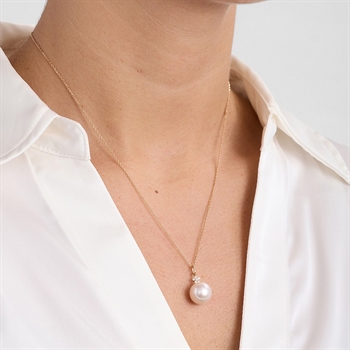 Mads Z Céleste perlehalskæde i 14 kt guld med kulturperle og 0,07 ct brillanter båret på model