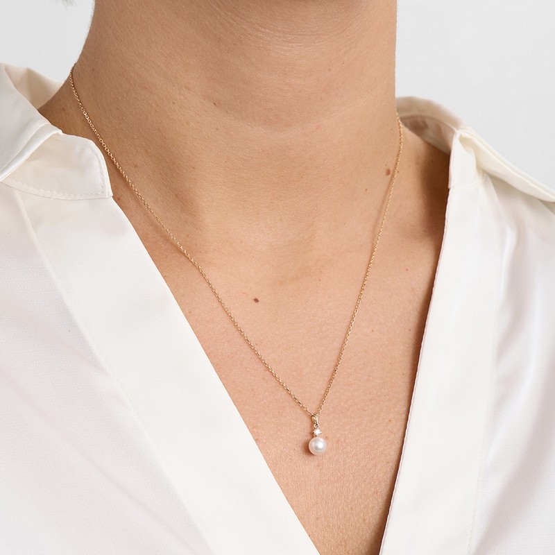 Mads Z Crown Pearl vedhæng i 14 kt guld med perle og 0,04 ct W/SI brillant båret på model