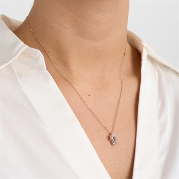 Mads Z Luxury Rainbow vedhæng i 14 kt guld med farvede ædelsten båret på model