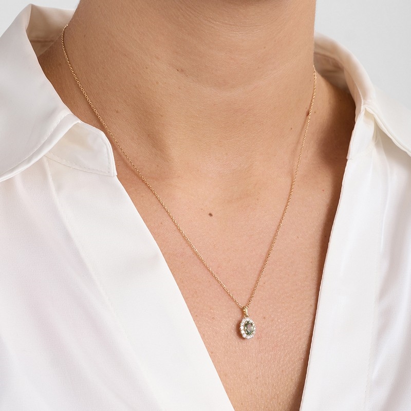 Mads Z Pastello Elegante halskæde i 14 kt guld med grøn safir og 0,025 ct brillanter båret på model