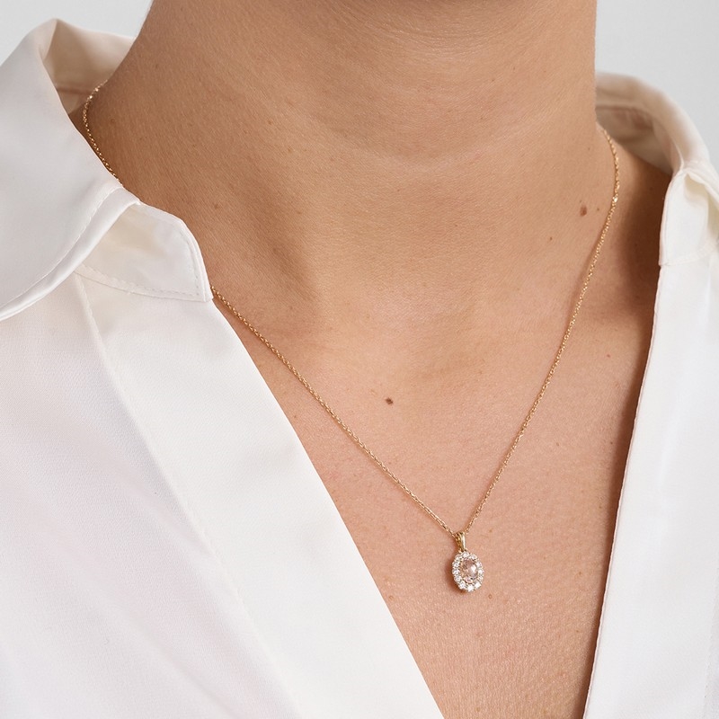 Mads Z Pastello Elegante halskæde i 14 kt guld med morganit og 0,025 ct brillanter båret på model