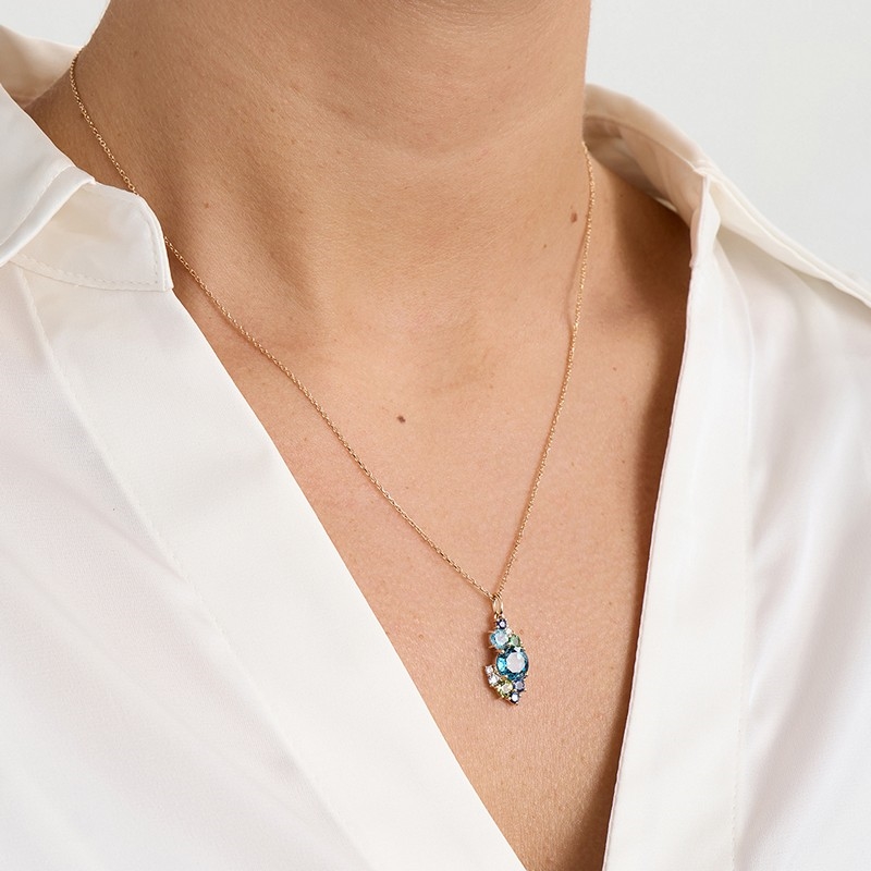 Mads Z Four Seasons Winter vedhæng i 14 kt guld med blå safirer og 0,04 ct diamanter båret på model