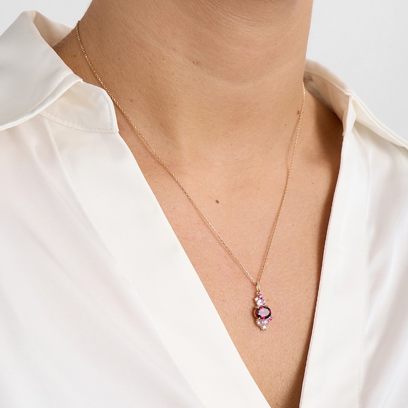 Mads Z Four Seasons Autumn vedhæng i 14 kt guld med pink safir, turmalin, ametyst og diamanter båret på model