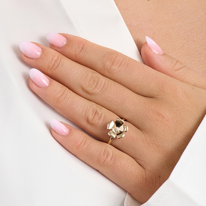 Mads Z Fleur ring i 14 kt guld med brillanter formet som blomst båret på model