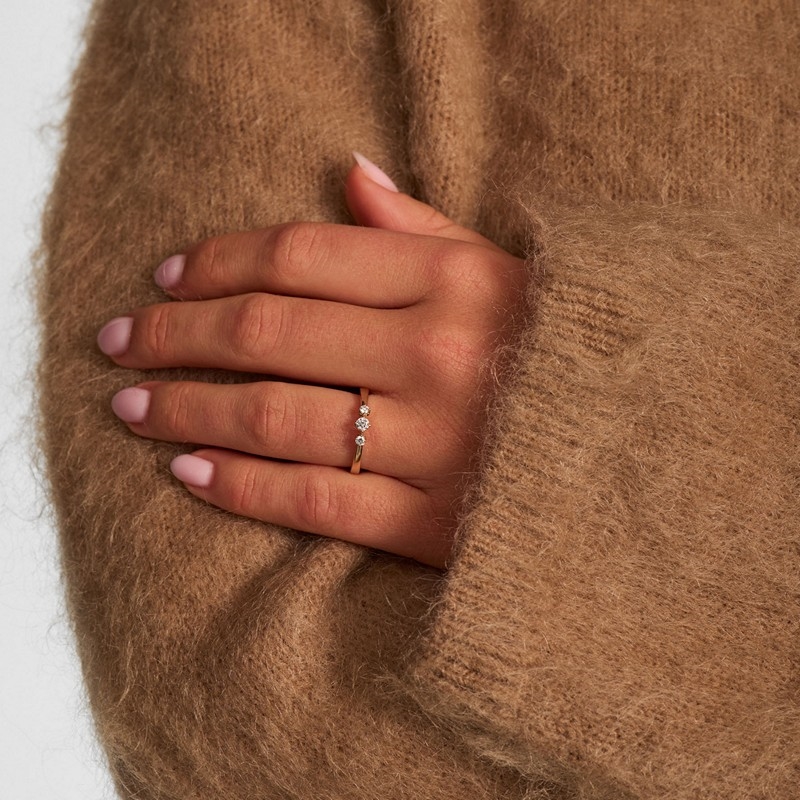 Mads Z Trinity ring i 14 kt guld med tre brillanter båret på model