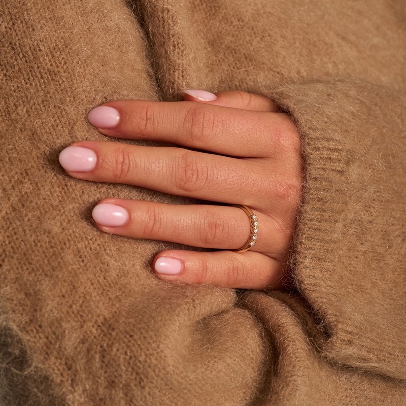 Mads Z CROWN alliancering i 14 kt guld med fem brillanter 0,20 ct båret på model