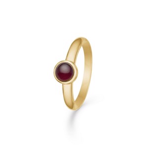 Cabochon ring i 14 karat guld m. rubin fra Mads Z