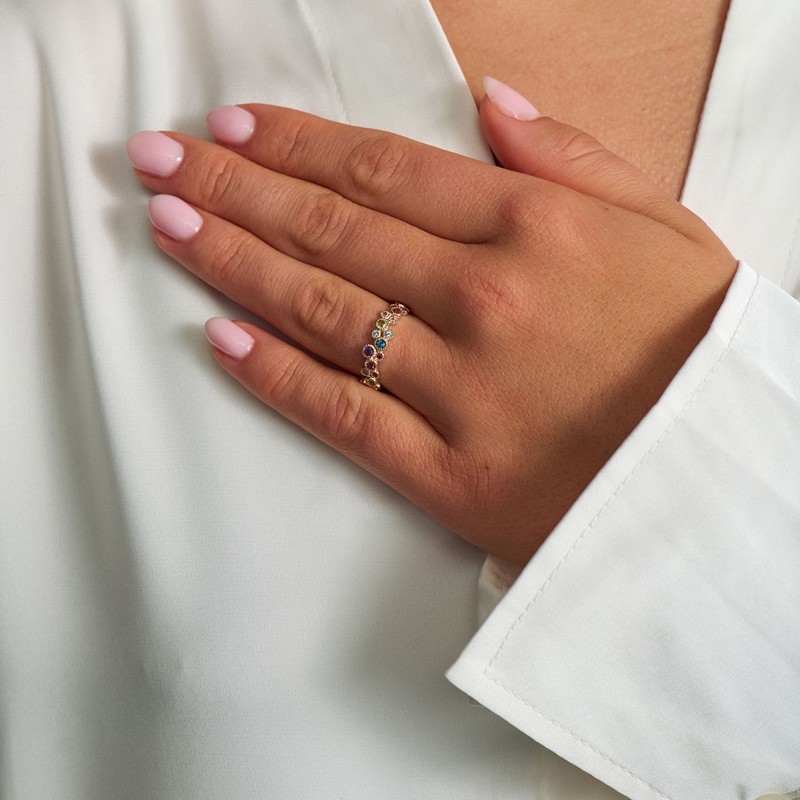 Mads Z Luxury Rainbow Petite ring i 14 kt guld med safir, rubin, topas, ametyst og turmalin båret på model