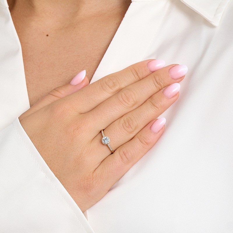 Mads Z Blush n\' Blue ring i 14 kt guld med aquamarin og 0,08 ct W/SI diamanter båret på model