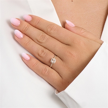 Mads Z Blush n\' Blue ring i 14 kt guld med rosa morganit og 0,085 ct W/SI diamanter båret på model