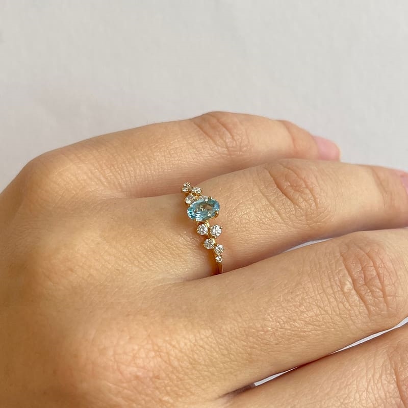 Mads Z Leonora ring i 14 kt guld med blå topas og hvide brillanter båret på model