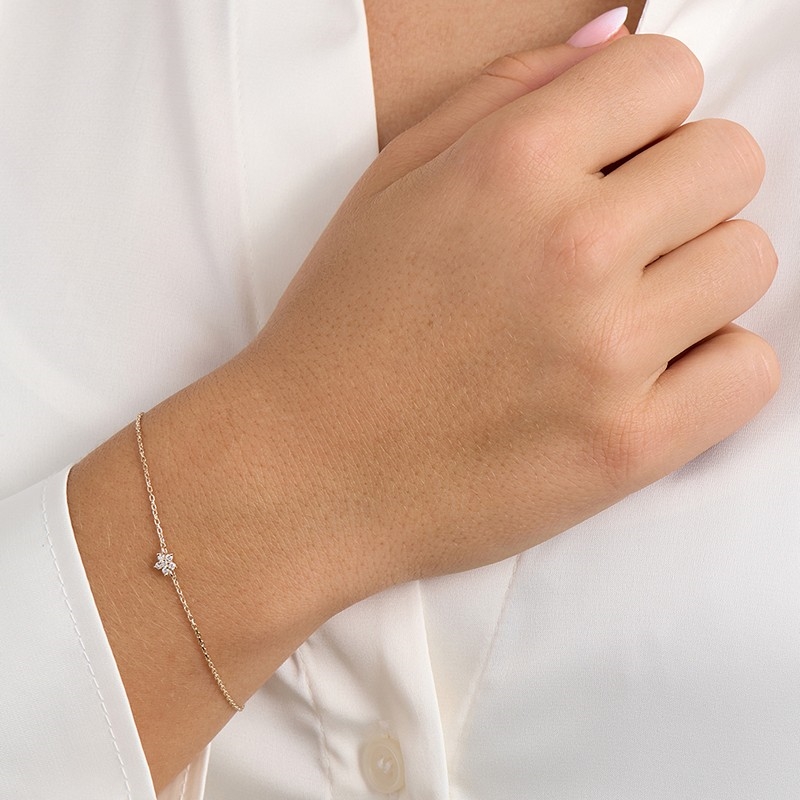 Mads Z Céleste armbånd i 14 kt guld med 0,07 ct W/SI diamanter i stjernemotiv båret på model