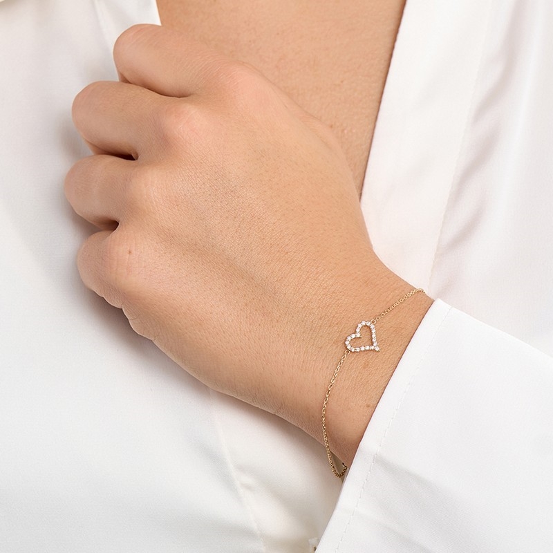 Mads Z Tender Heart armbånd i 14 kt guld med 0,12 ct W/SI diamanter i hjerte båret på model