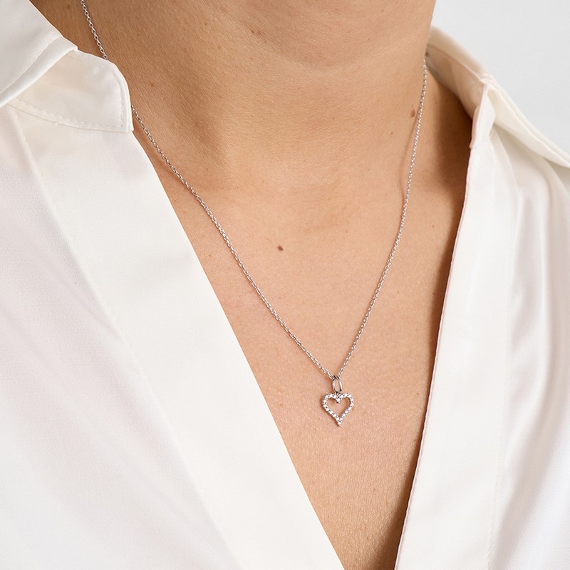Mads Z Tender Heart vedhæng i 14 kt hvidguld med brillanter båret på model