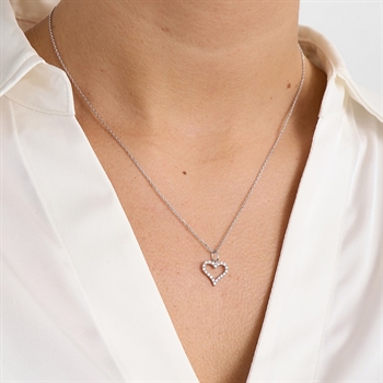 Mads Z Tender Heart vedhæng i 14 kt hvidguld med brillanter i hjerteform båret på model