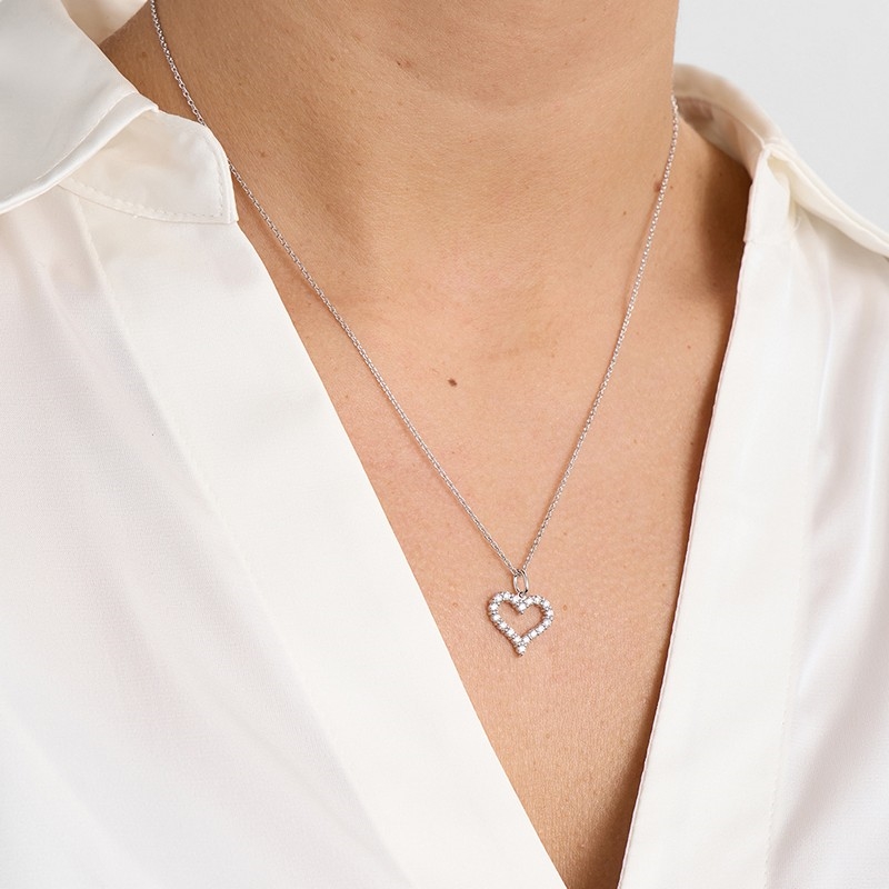 Mads Z Tender Heart vedhæng i 14 kt hvidguld med brillanter hele vejen rundt båret på model